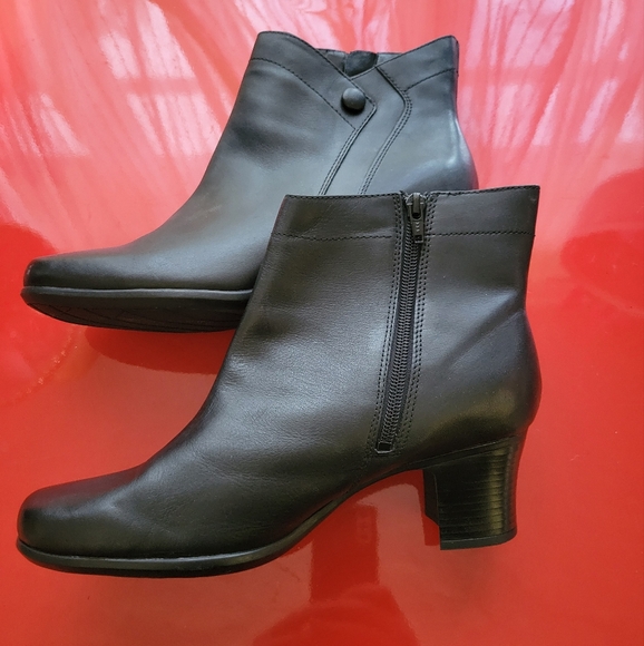 Clarks Black Booties 10M - Picture 2 of 7
